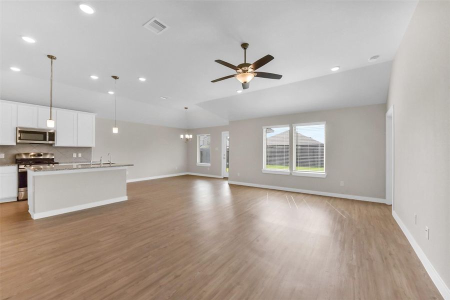 Spacious, unfurnished interior of a new home in Southwinds, Baytown (Image 14).