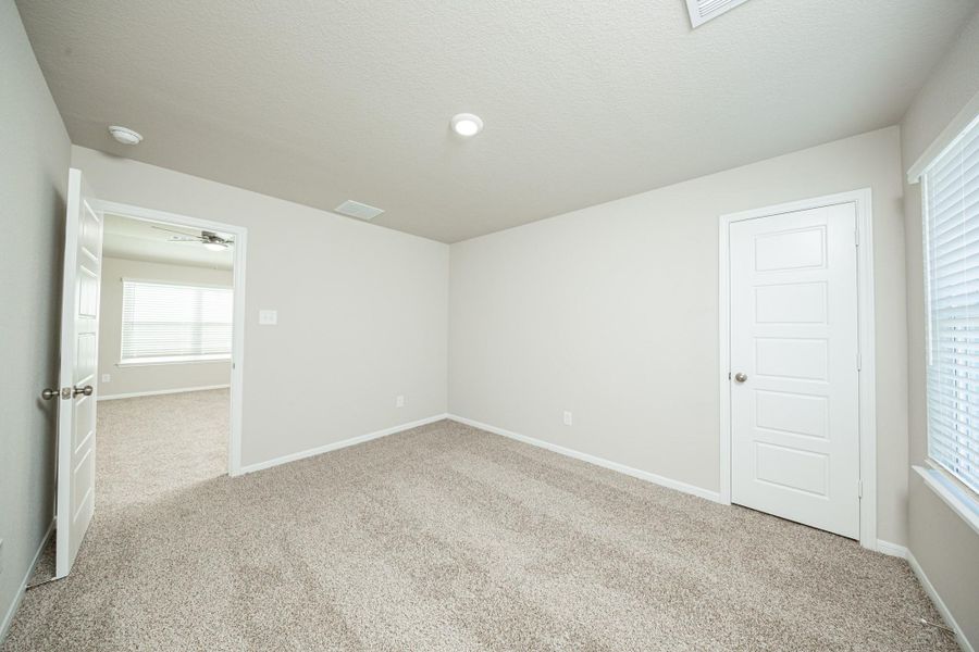 Spacious, unfurnished interior of a new home in Mackenzie Creek, Conroe (Image 13).