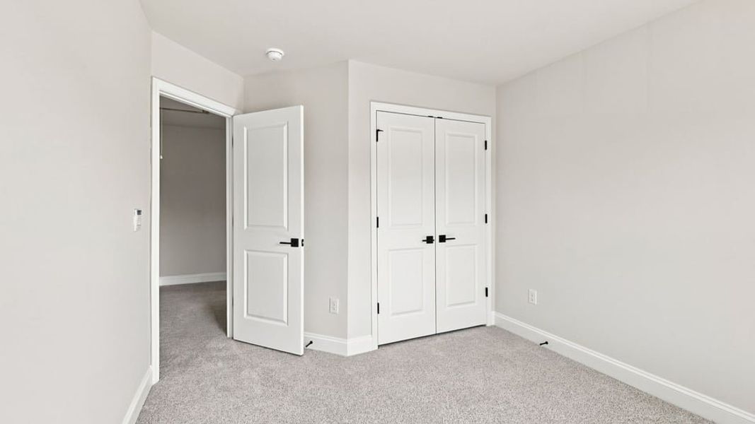 Spacious, unfurnished interior of a new home in Shadowood, Seneca (Image 31).