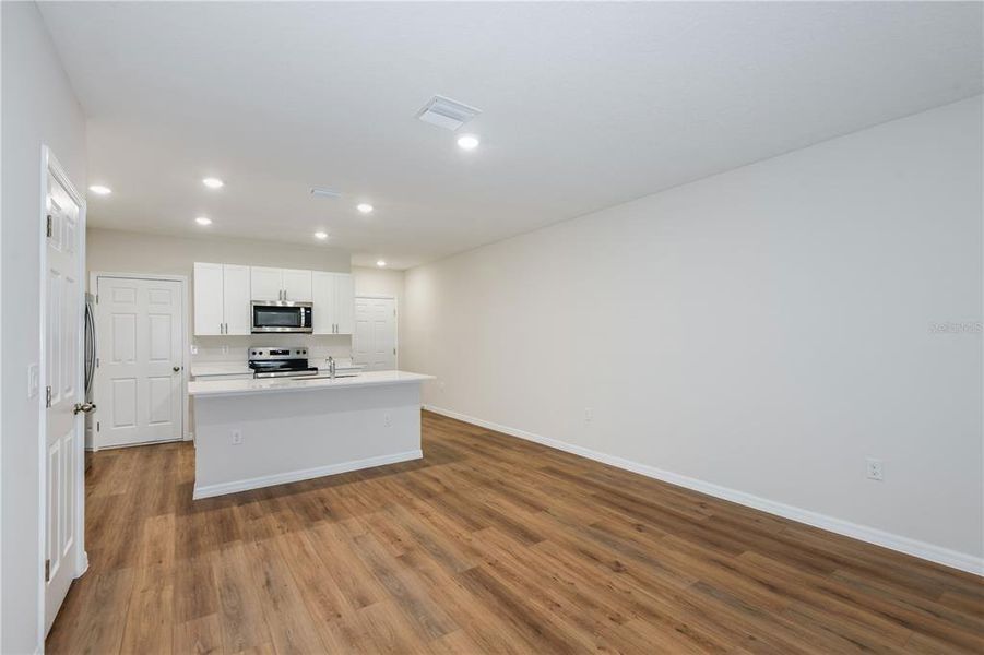 Spacious, unfurnished interior of a new home in , Haines City (Image 8).