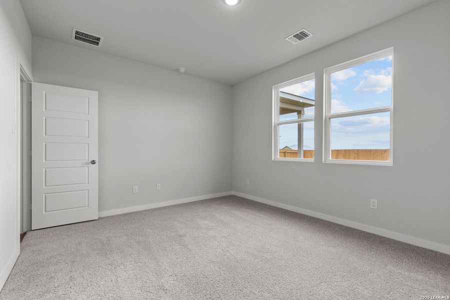Spacious, unfurnished interior of a new home in Hacienda, San Antonio (Image 17).