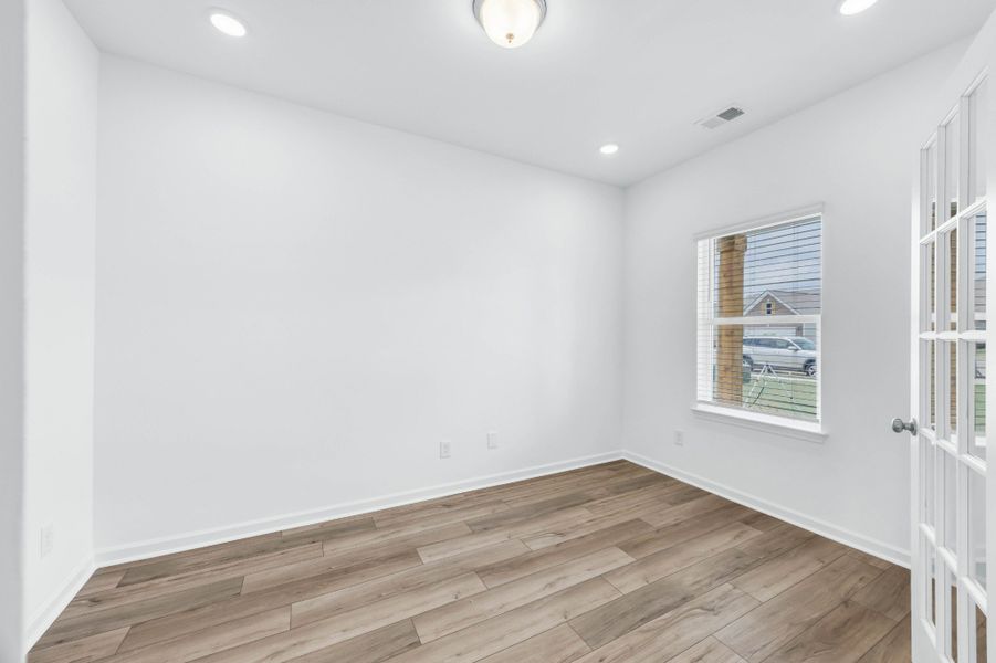 Spacious, unfurnished interior of a new home in The Oaks, Clarksville (Image 10).