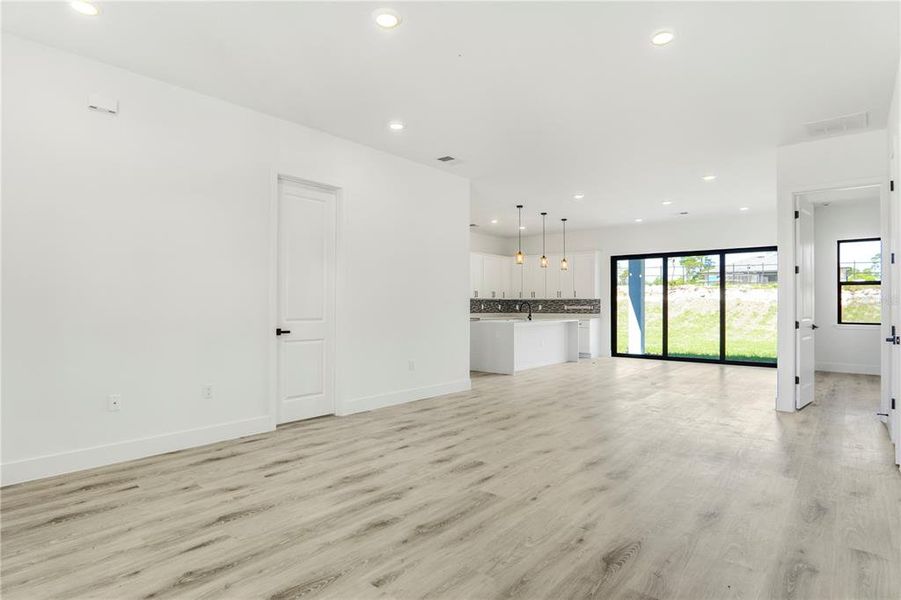 Spacious, unfurnished interior of a new home in , Ocala (Image 25).