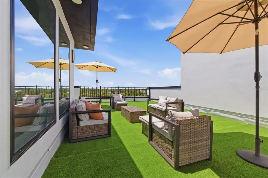 Exterior details and patio area of a home in , St. Petersburg (Image 26).
