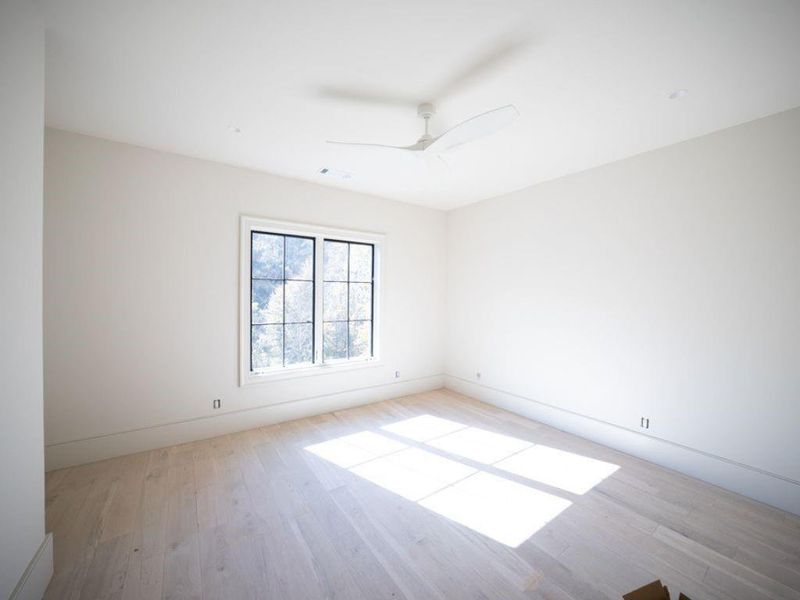 Spacious, unfurnished interior of a new home in Blue Heron Walk, Atlanta (Image 8).