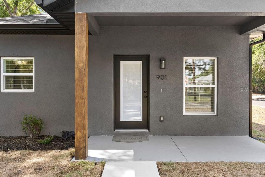 Exterior details and patio area of a home in , Plant City (Image 3).