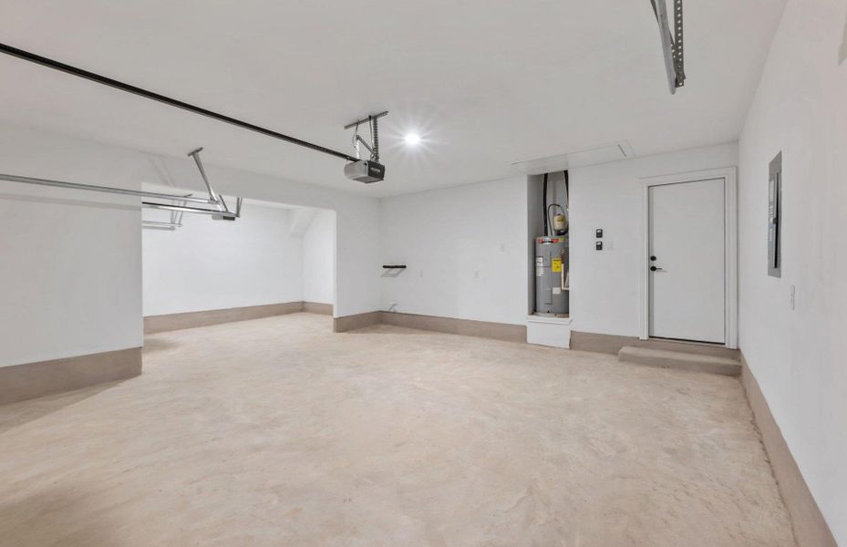 Spacious, unfurnished interior of a new home in Crescent Bluff, Georgetown (Image 33).