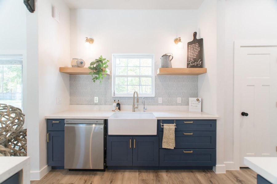 Beautiful sink, facing the massive backyard! Beautiful sink, facing the massive backyard!