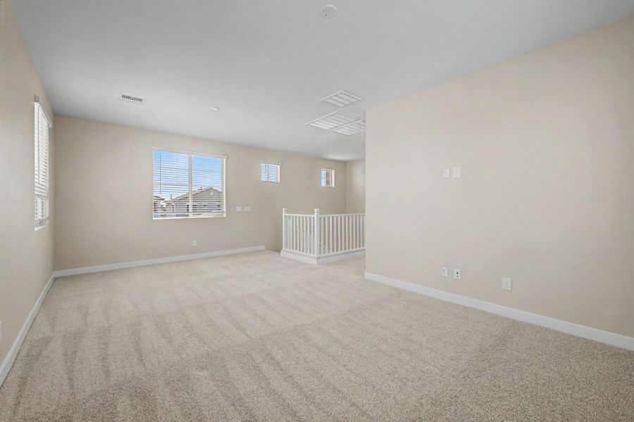 Spacious, unfurnished interior of a new home in Rialta, Mesa (Image 8).