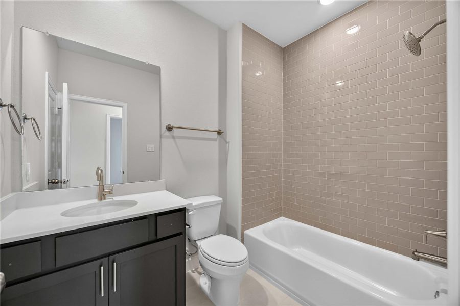 Elegant Secondary Bathroom – A thoughtfully designed bathroom featuring modern subway tiles, quartz counters, and sleek finishes.
