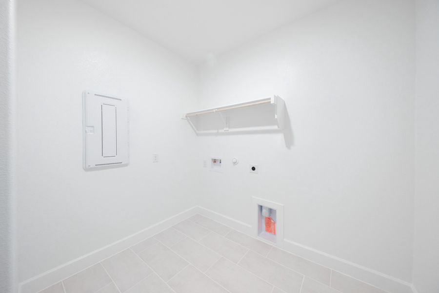 Spacious, unfurnished interior of a new home in Heath Golf and Yacht Club, Heath (Image 18).