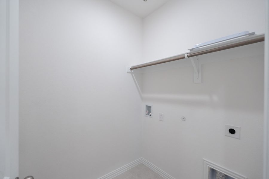 Spacious, unfurnished interior of a new home in Lake Pointe, Little Elm (Image 27).