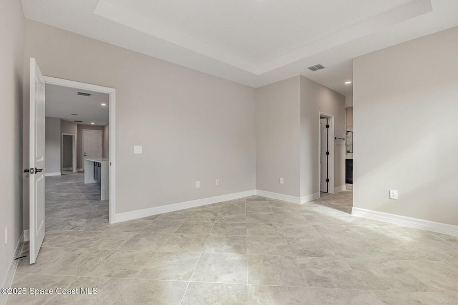 Spacious, unfurnished interior of a new home in , Palm Bay (Image 11).