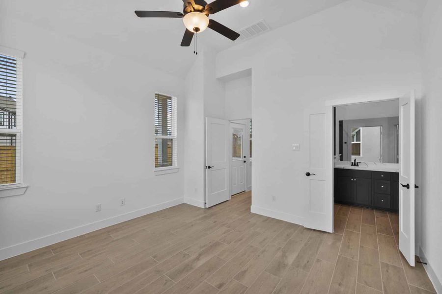 Spacious, unfurnished interior of a new home in Meridiana, Manvel (Image 16).