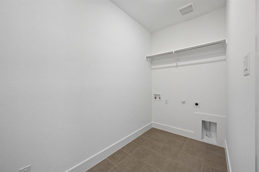 Spacious, unfurnished interior of a new home in Ridge Crossing, Waxahachie (Image 19). Spacious, unfurnished interior of a new home in Ridge Crossing, Waxahachie (Image 19).