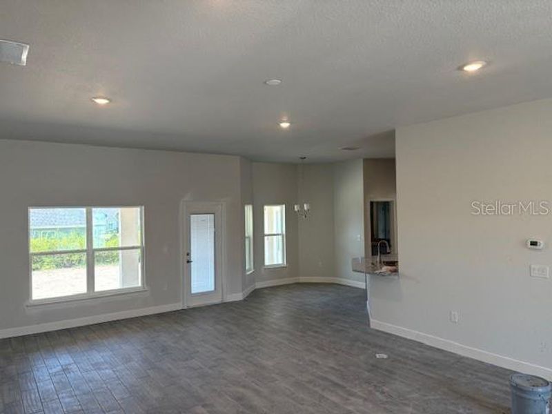 Spacious, unfurnished interior of a new home in Juliette Falls, Dunnellon (Image 7).