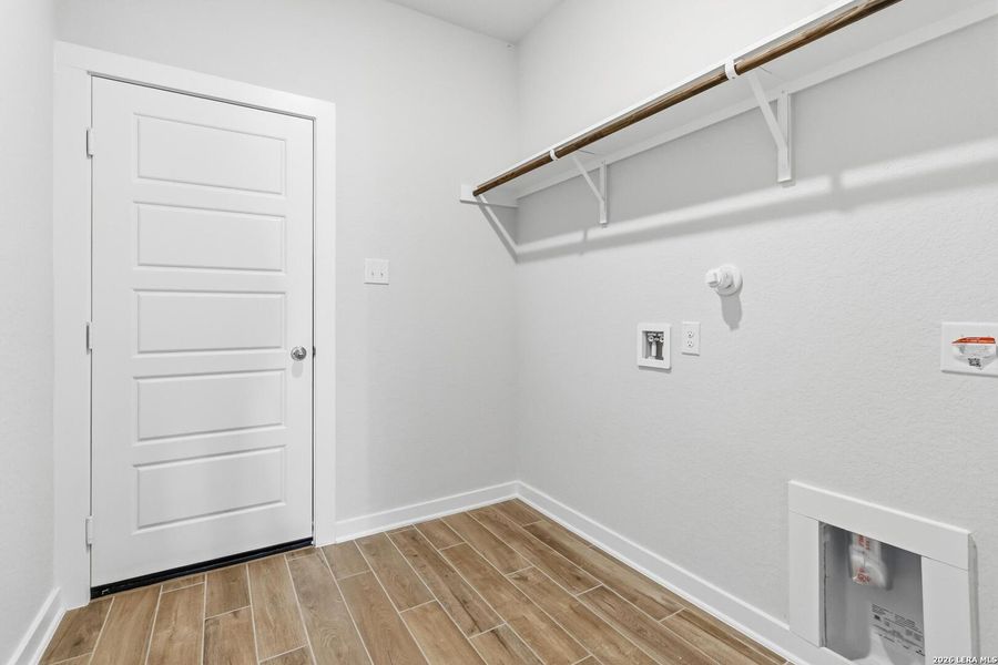 Spacious, unfurnished interior of a new home in Lonesome Dove, San Antonio (Image 19).