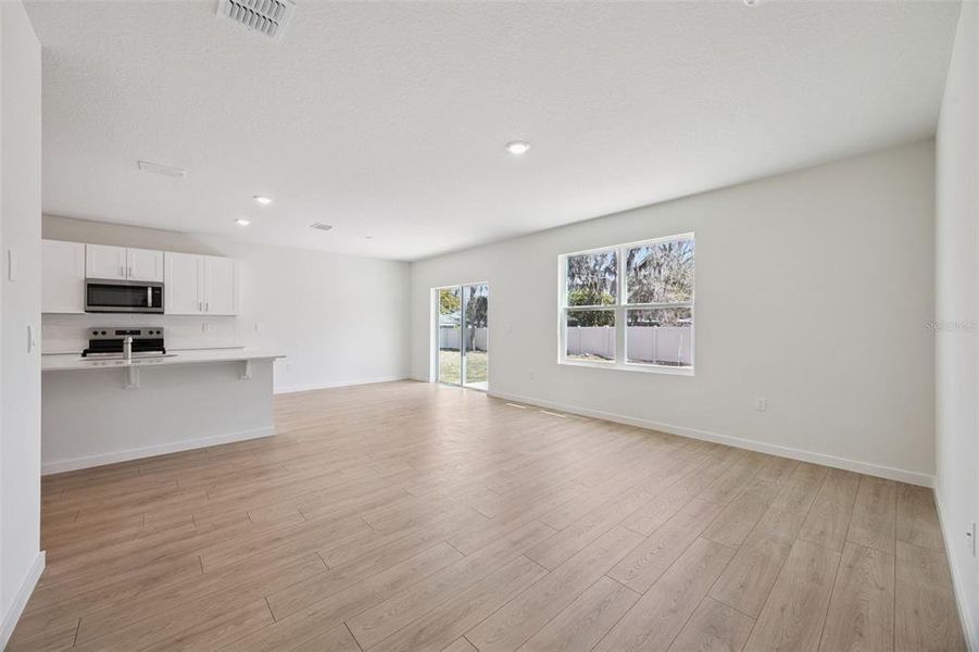Spacious, unfurnished interior of a new home in Bradbury Estates, Sanford (Image 16).