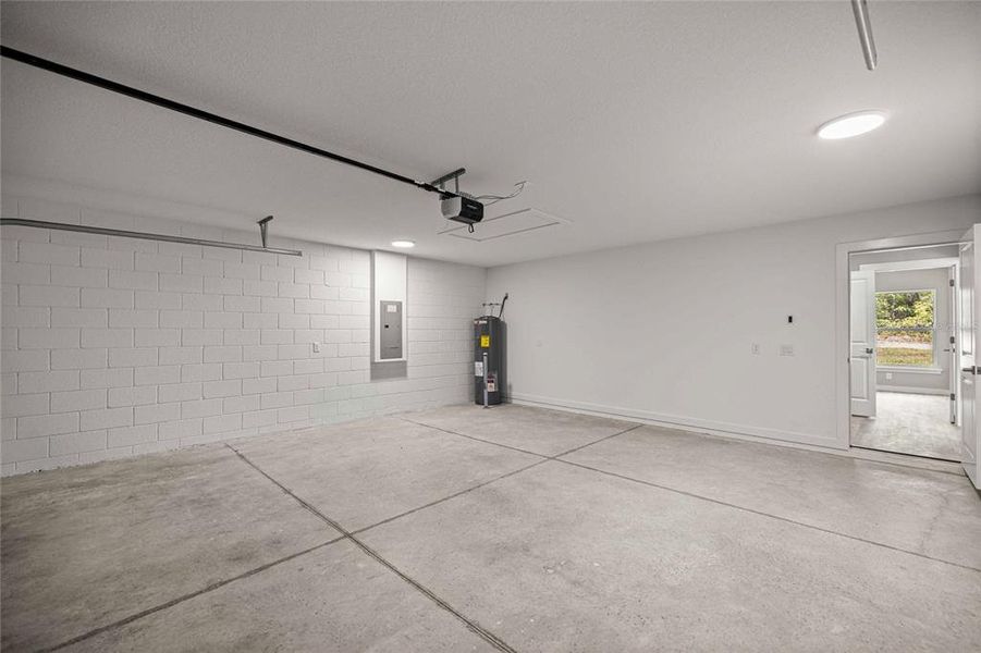 Spacious, unfurnished interior of a new home in , Ocala (Image 12).