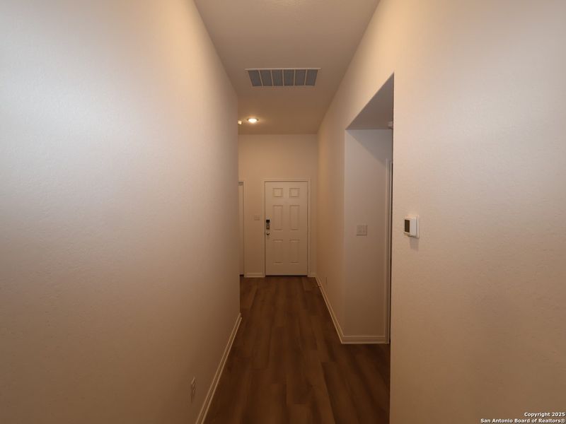Spacious, unfurnished interior of a new home in Blue Ridge Ranch, San Antonio (Image 28).