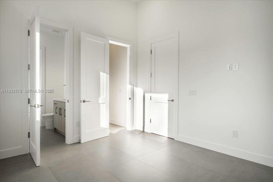 Spacious, unfurnished interior of a new home in , Marathon (Image 74).