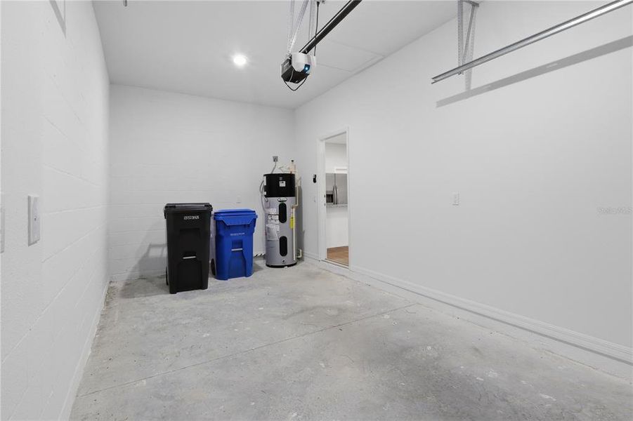 Spacious, unfurnished interior of a new home in , Tampa (Image 9).