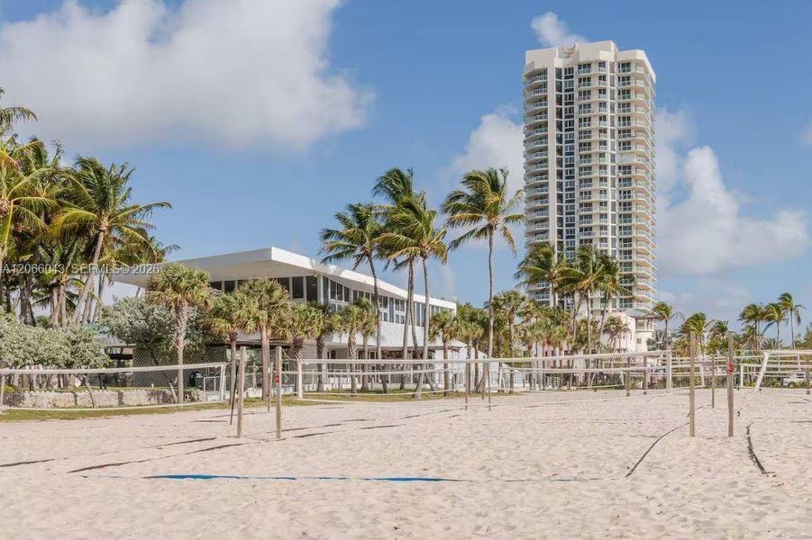 Condo located in Miami Beach, FL showcasing its design and architecture (Image 28).
