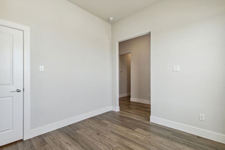 Spacious, unfurnished interior of a new home in Dove Hollow, Waxahachie (Image 16).