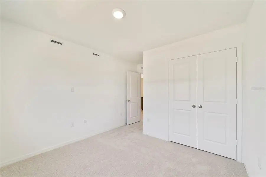 Spacious, unfurnished interior of a new home in Aulin Square, Oviedo (Image 22).