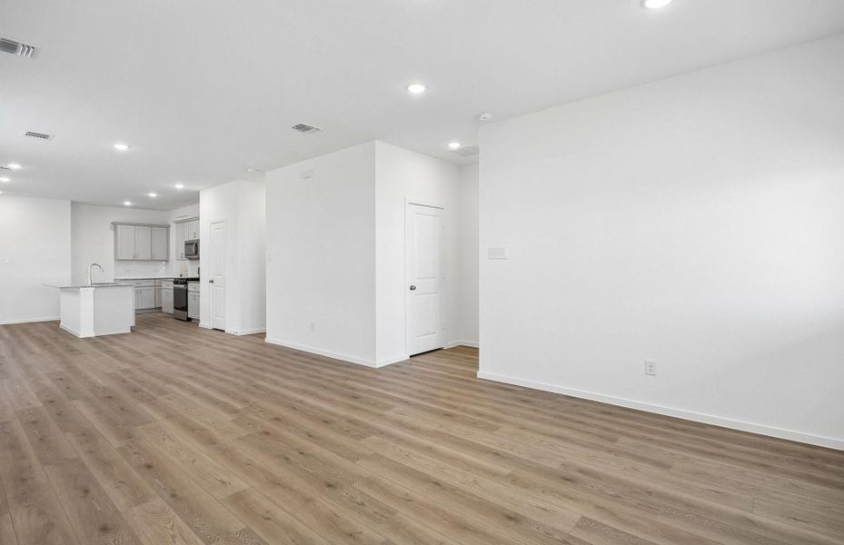 Spacious, unfurnished interior of a new home in Stokesbury, Waller (Image 17).