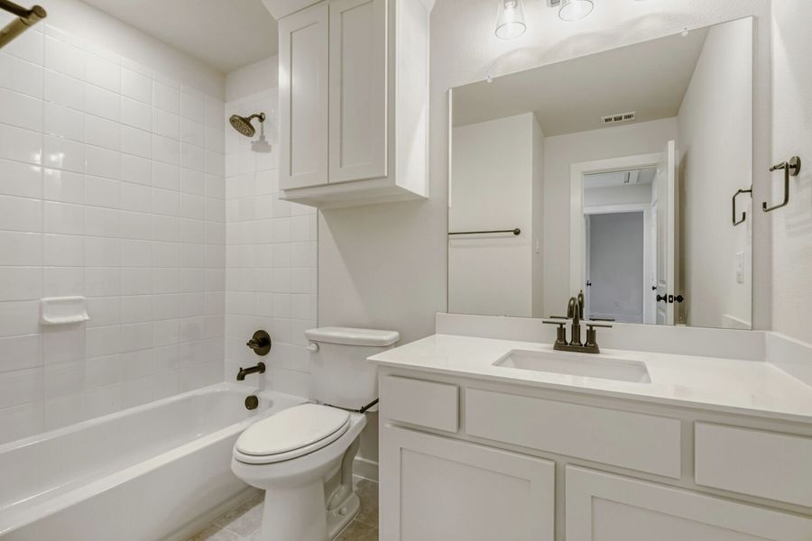 613 Damsel June - Full Bathroom 613 Damsel June - Full Bathroom