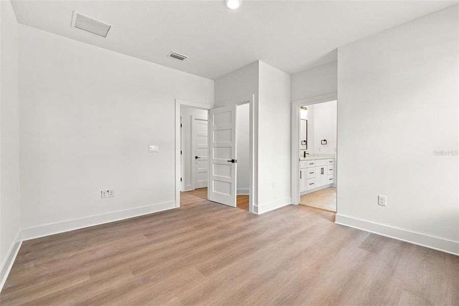 Spacious, unfurnished interior of a new home in , Tampa (Image 23).