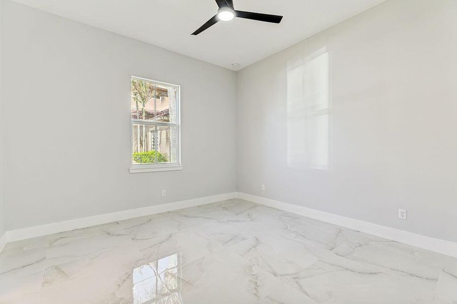 5DM40131_2_3_4_5Interior01