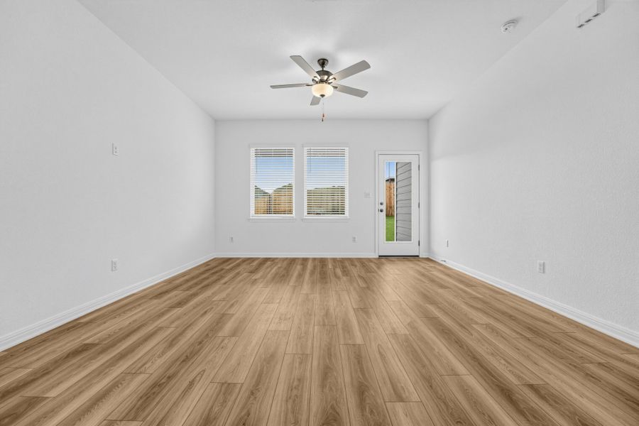 Spacious, unfurnished interior of a new home in Sunfield, Buda (Image 10).