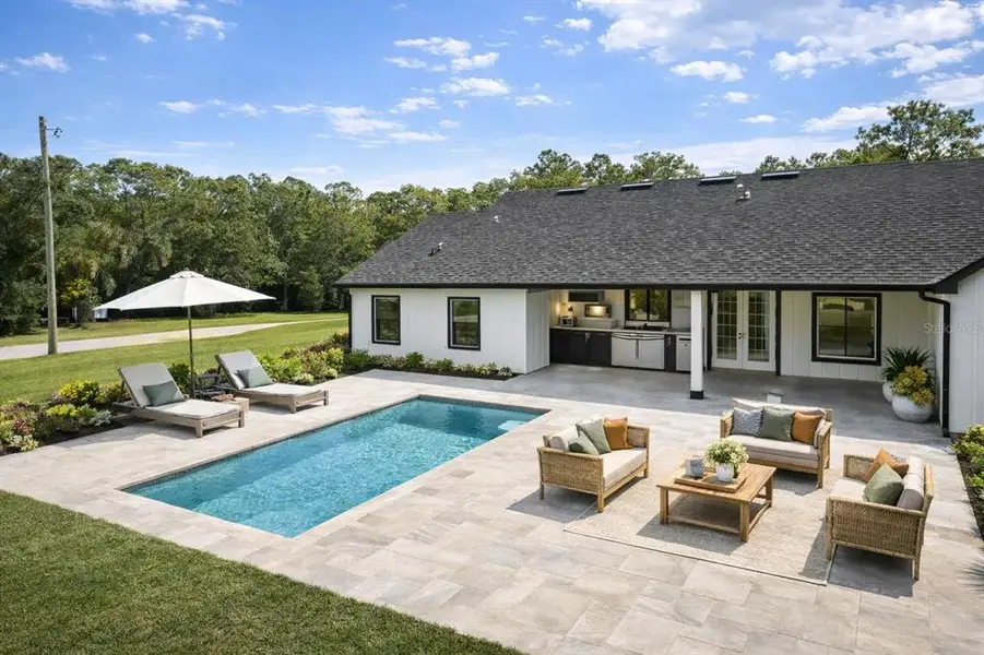 Exterior details and patio area of a home in , Dunnellon (Image 4).
