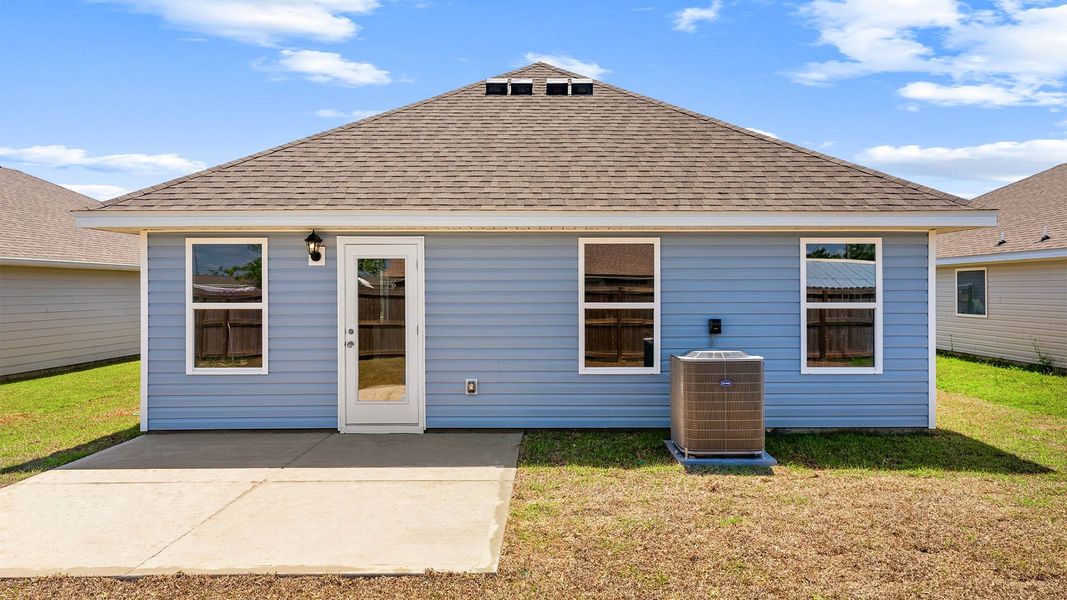 Exterior details and patio area of a home in Park Place, Panama City (Image 3).