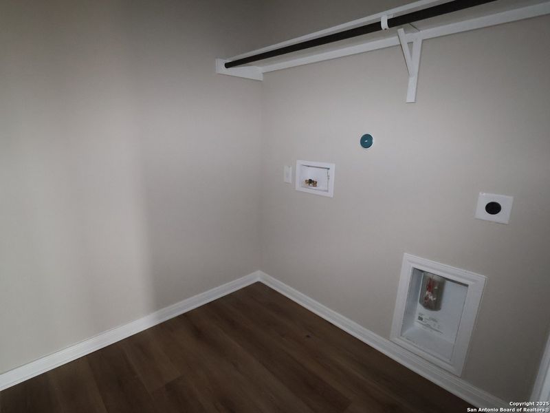 Spacious, unfurnished interior of a new home in Agave, San Antonio (Image 14).