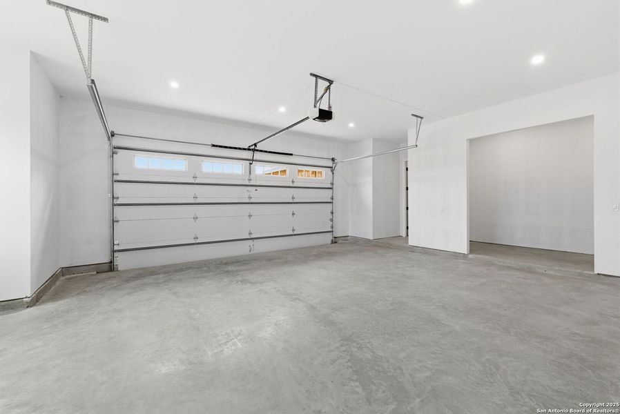 Spacious, unfurnished interior of a new home in , Bandera (Image 37).