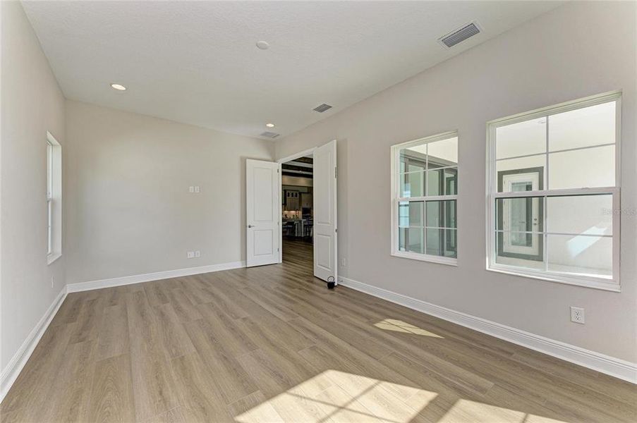 Spacious, unfurnished interior of a new home in Two Rivers, Zephyrhills (Image 15).