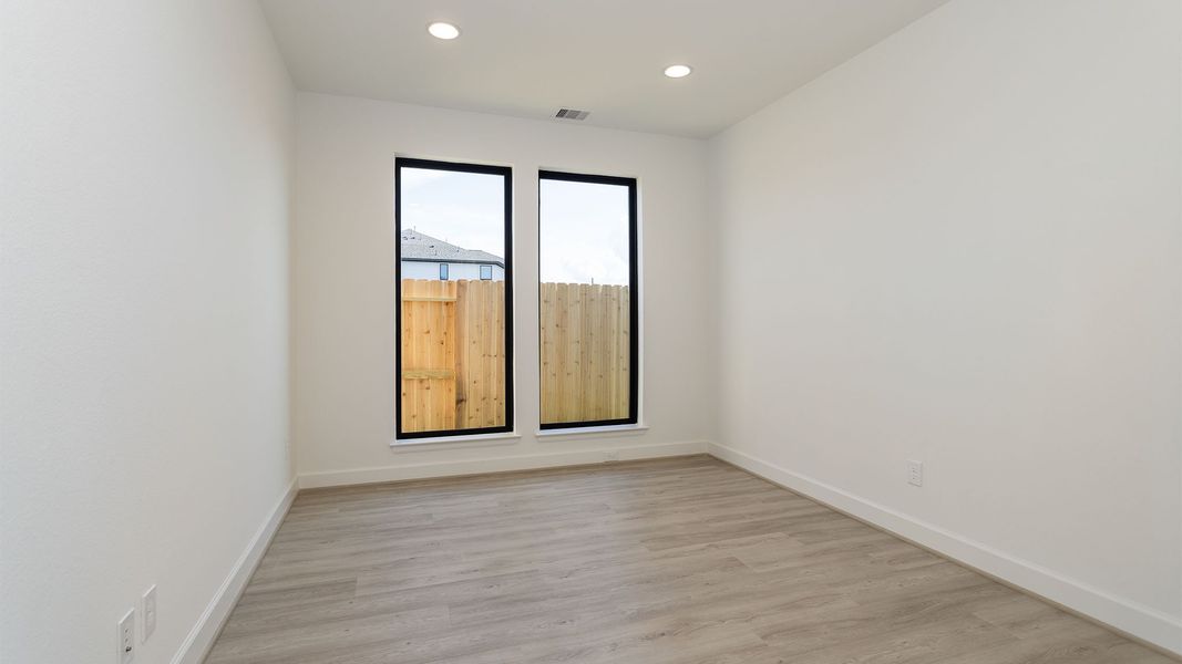 Spacious, unfurnished interior of a new home in Sienna, Missouri City (Image 15).