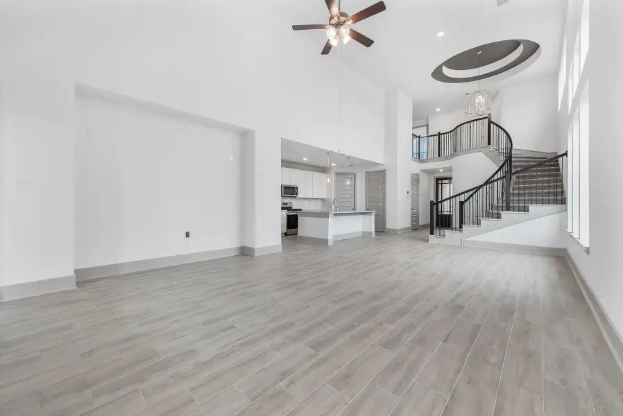 Spacious, unfurnished interior of a new home in Cross Creek West, Fulshear (Image 20).
