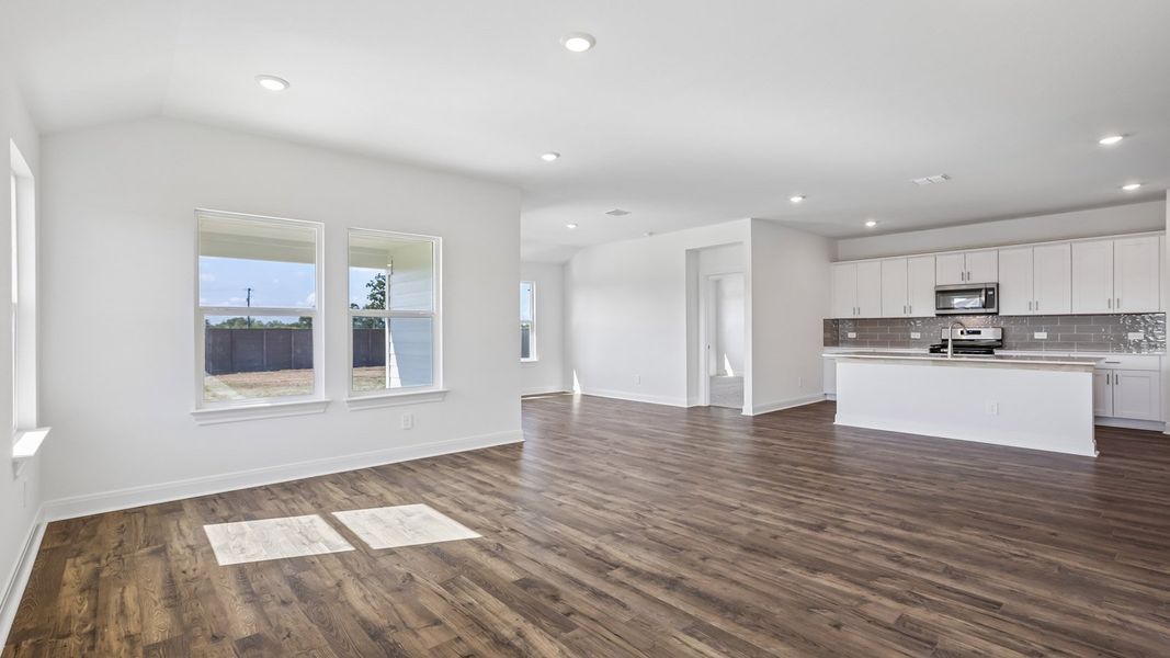 Spacious, unfurnished interior of a new home in Railhead, Cedar Creek (Image 13).