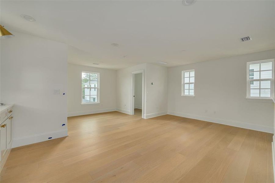 Spacious, unfurnished interior of a new home in , St. Petersburg (Image 23).