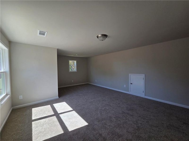 Spacious, unfurnished interior of a new home in River Meadows, Bethlehem (Image 27).
