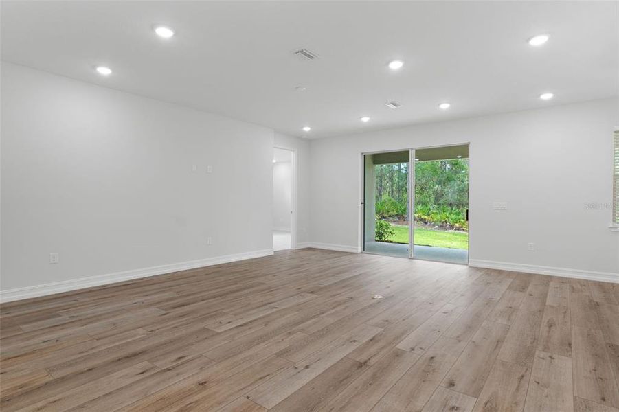 Spacious, unfurnished interior of a new home in , Beverly Hills (Image 5).