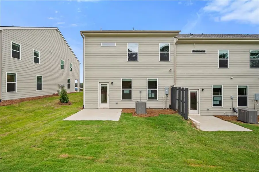 Exterior details and patio area of a home in Abbotts Crossing, Conyers (Image 3).