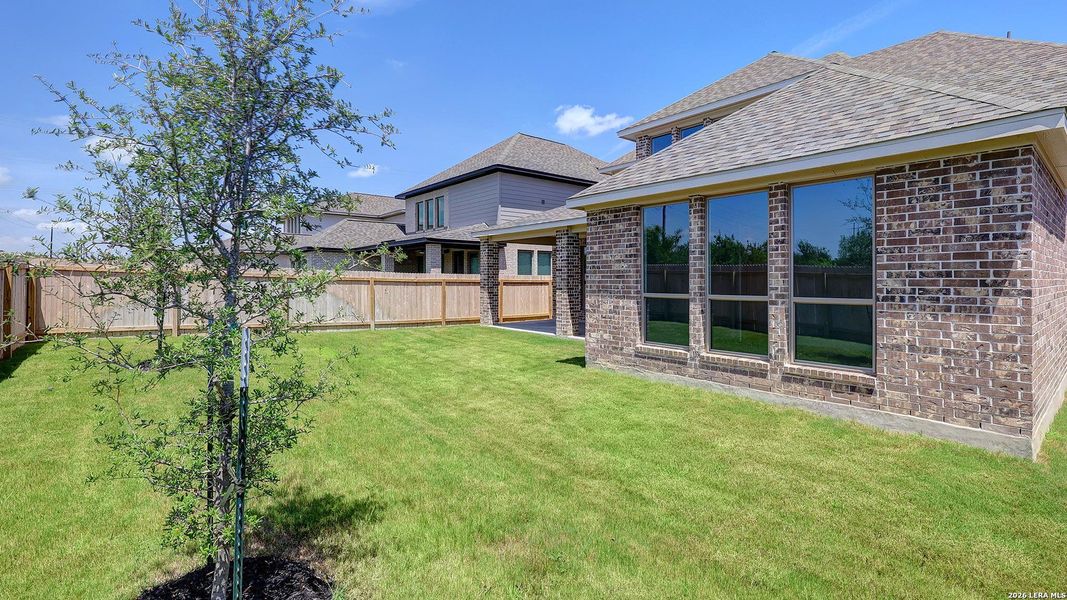Exterior details and patio area of a home in Haby Hill, San Antonio (Image 17).