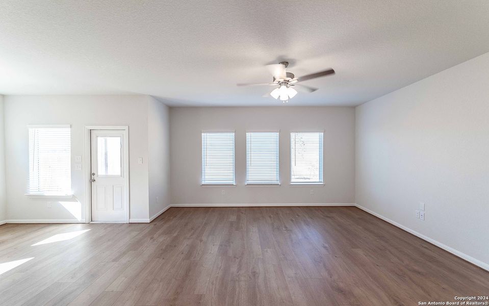 Spacious, unfurnished interior of a new home in Hennersby Hollow, San Antonio (Image 15).