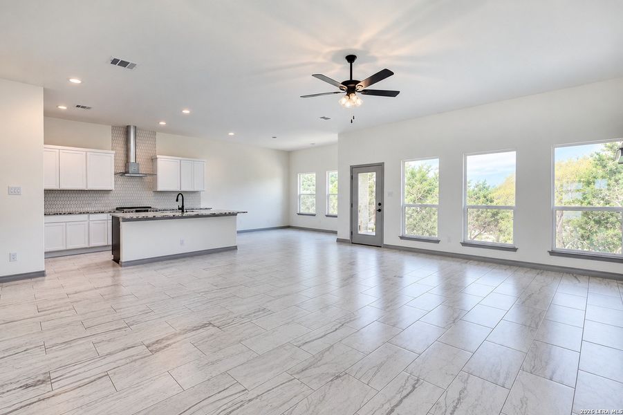 Spacious, unfurnished interior of a new home in , Blanco (Image 18).