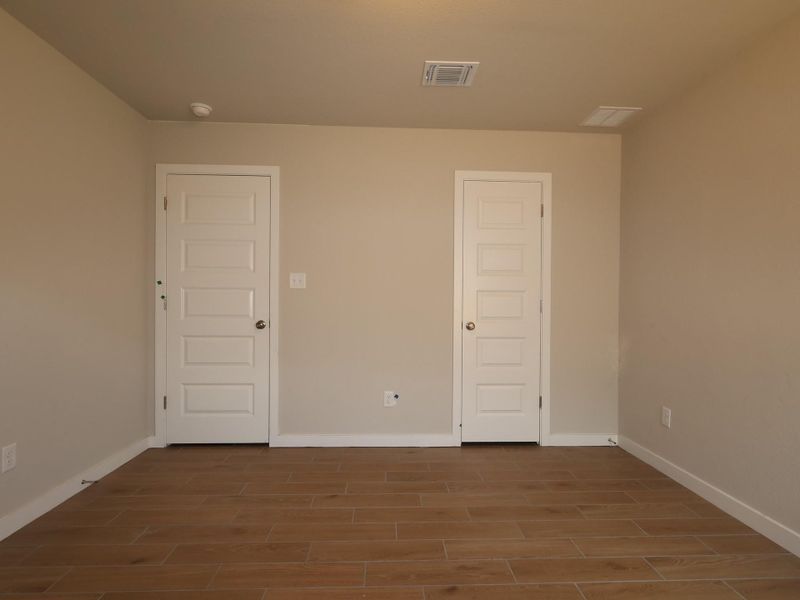 Spacious, unfurnished interior of a new home in Willow Springs, Buda (Image 22).